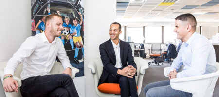 Moment d'échange en entreprise avec trois employés