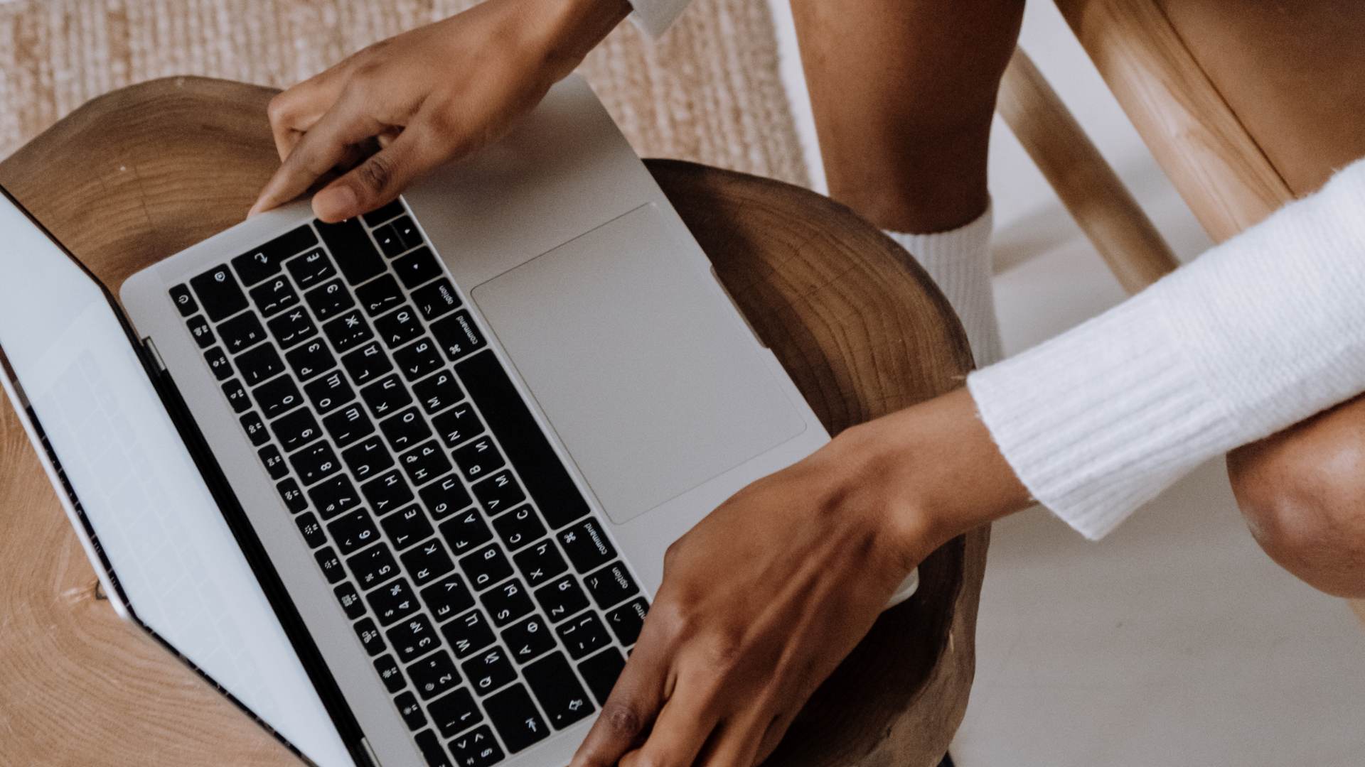Ordinateur portable avec une femme qui écrit un article